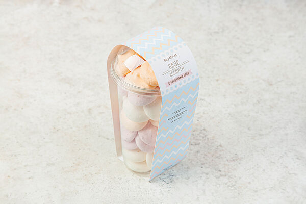 Безе ассорти с кусочками ягод