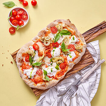 Римская пицца Страчателла, баклажан и томаты