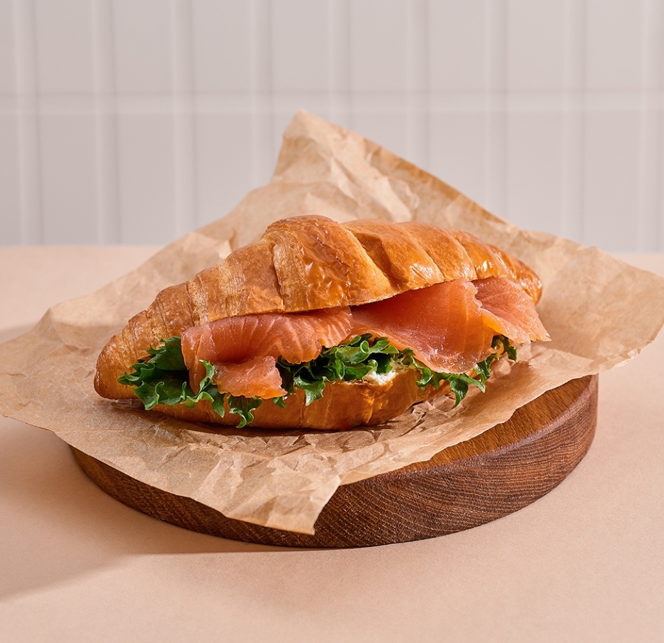 

Круассан Азбука Вкуса с лососем и творожным сыром 140 г