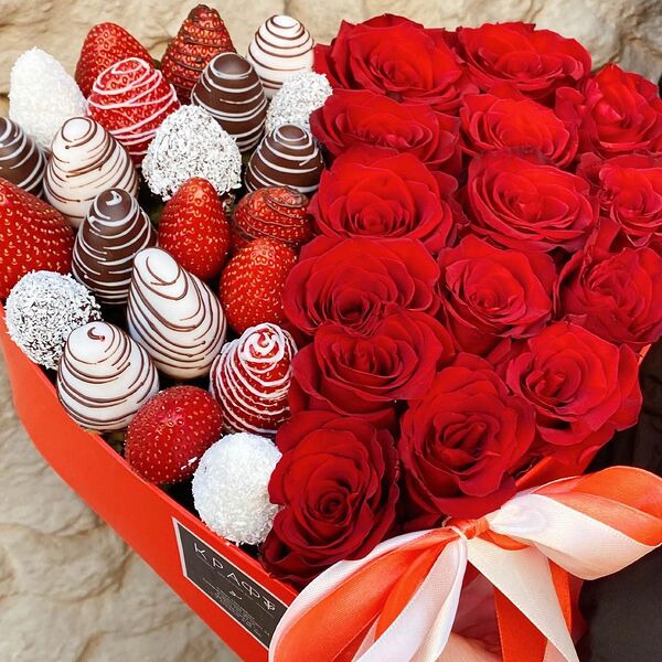 Розы и клубника в боксе Сердце, подарок, большой бокс