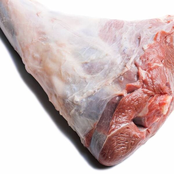 Бараний окорок на кости