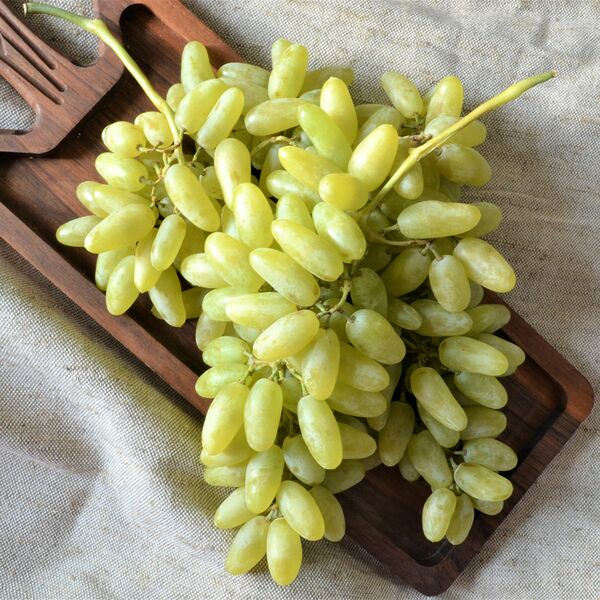 Виноград Дамские пальчики белый