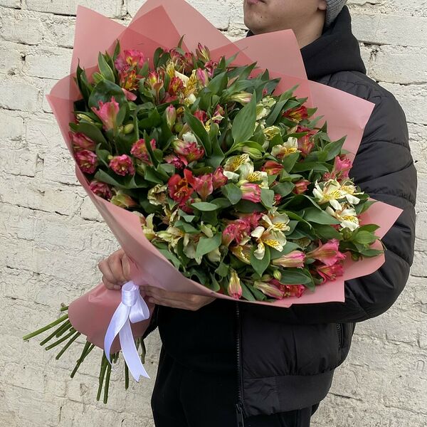 Альстромерия микс с дизайнерской упаковкой
