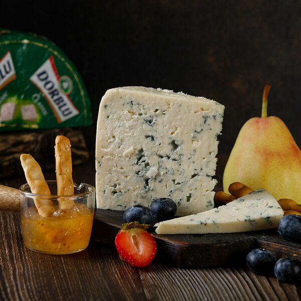 Сыр с голубой плесенью дорблю Dorblu