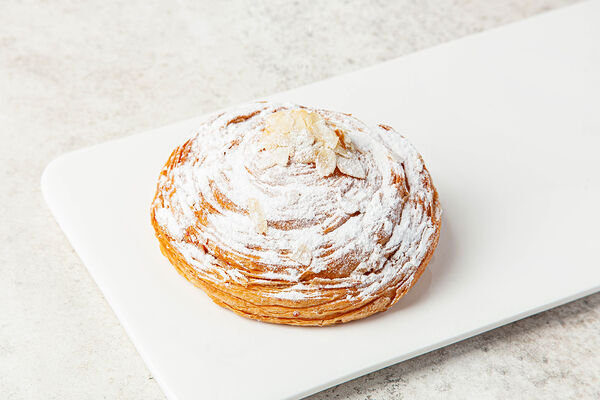 Улитка миндальная с вишней. Пекарня