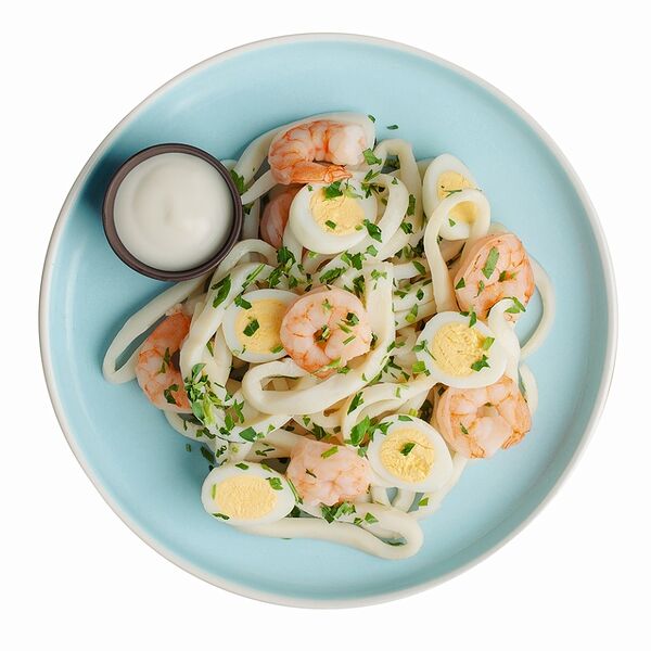 Салат с креветками и кальмарами с соусом айоли 