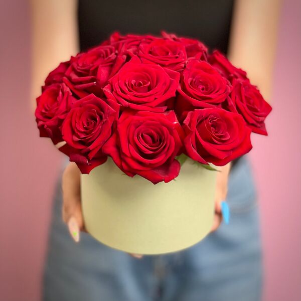 Красные розы в шляпной коробке XS