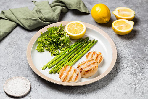 Гребешки со спаржей