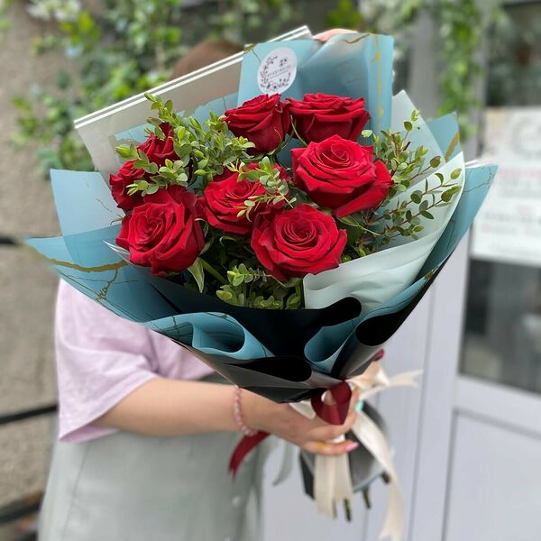 Букет из алых роз