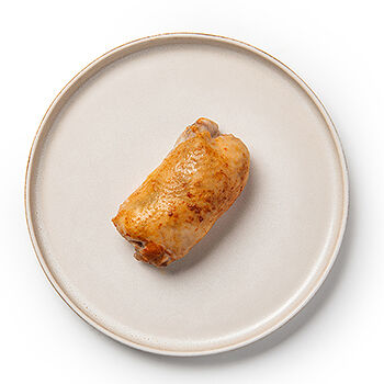 Рулетики из куриных окорочков с сыром и ветчиной жареные