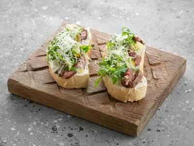Брускетты с ростбифом и маринованным луком
