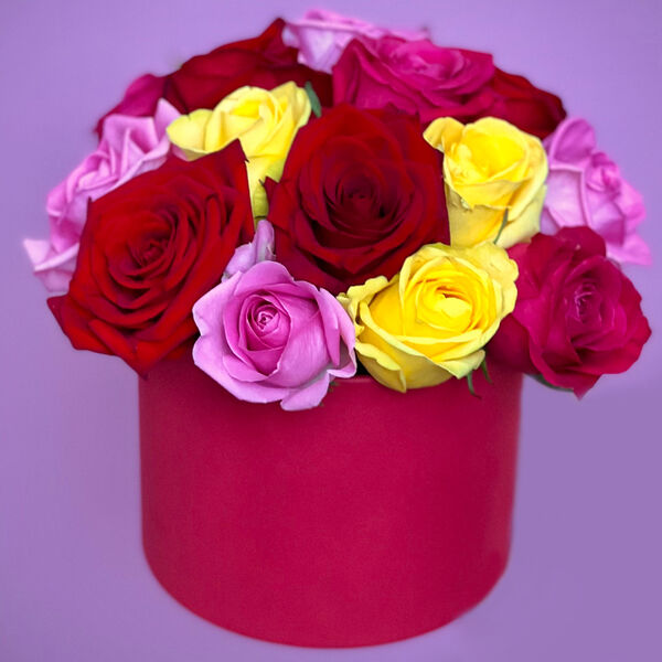 Яркий микс из роз в шляпной коробке XS