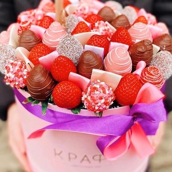 Подарочный бокс с клубникой в шоколаде L микс Pink