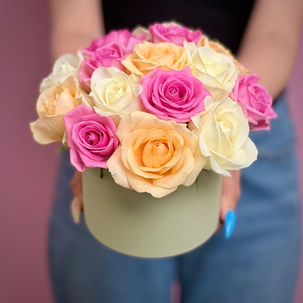 Нежный микс из роз в шляпной коробке XS