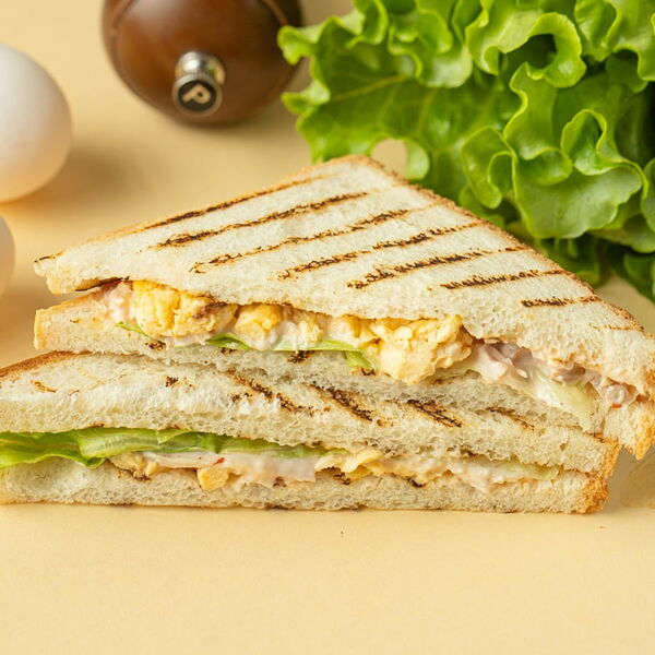 Сэндвич с запеченной курицей и яичным скрамблом