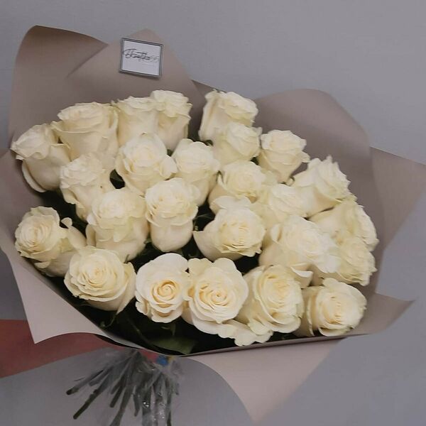 25 роз в оформлении