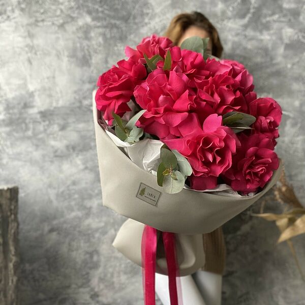 Букет из малиновых кружевных роз.