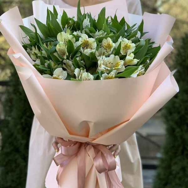 19 белых альстромерий