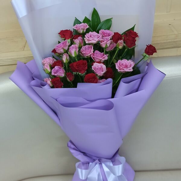 Комплимент из кустовых розочек