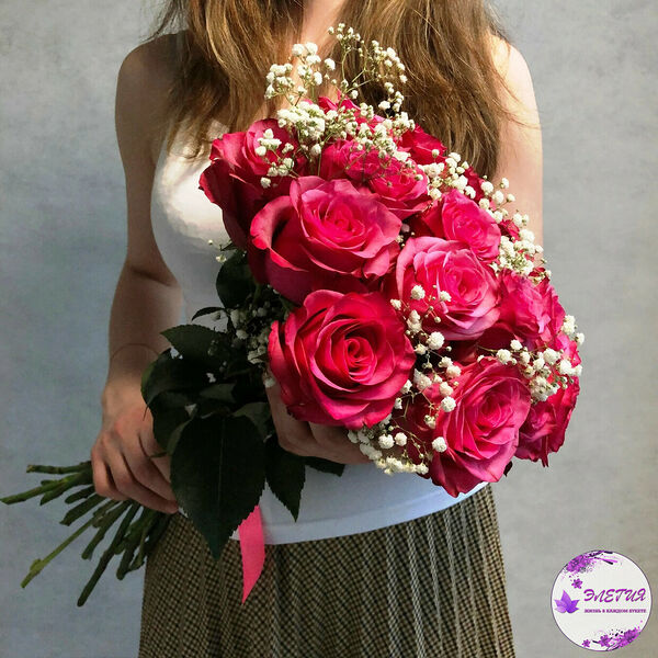 Букет из 17 ярко розовых роз 50см (эквадор) и 3 белых гипсофилы