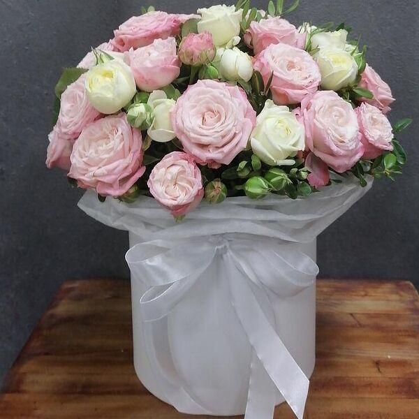 Цветы в коробке пионовидные розы