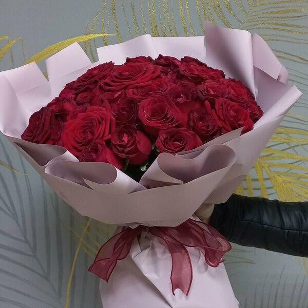 55 бордовых роз