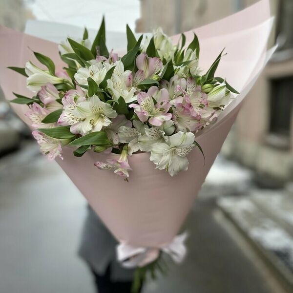 Букет с альстромерией