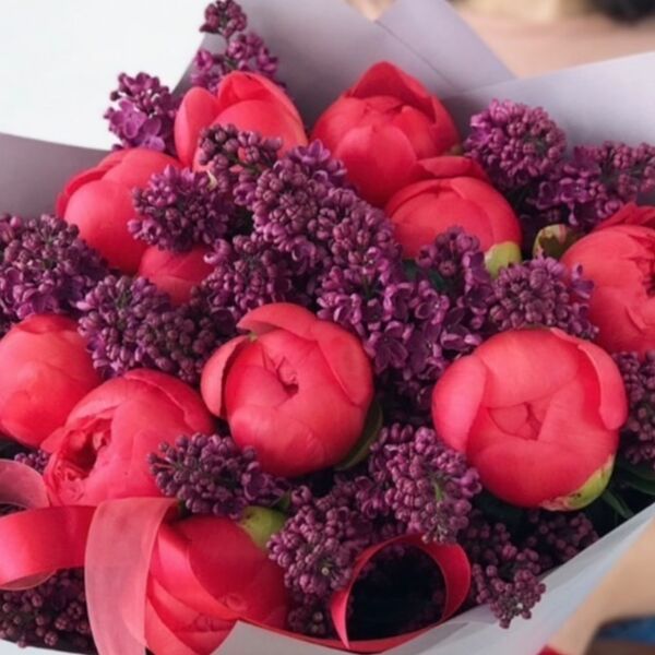 Букет из розовых пионов и сирени