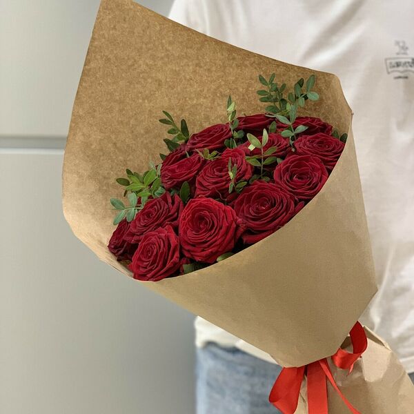 15 красных роз с зеленью