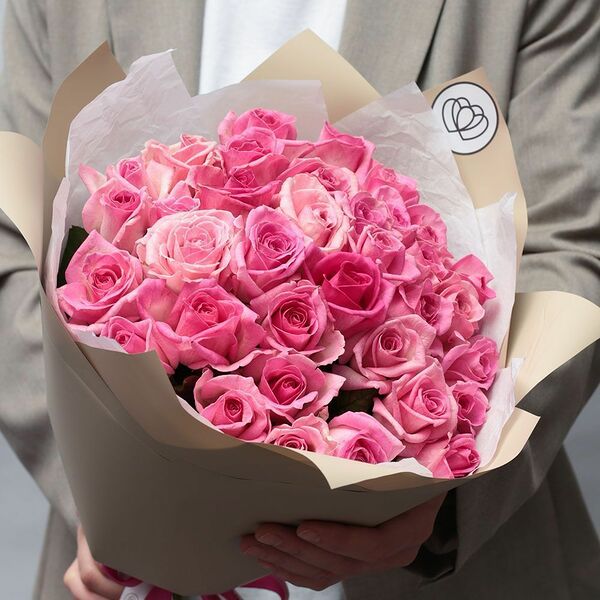 Букет из 35 розовых роз 35-40 см (Россия) в кремовой пленке