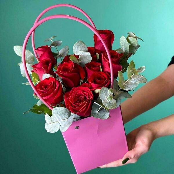 Букет цветов с красными розами в сумочке