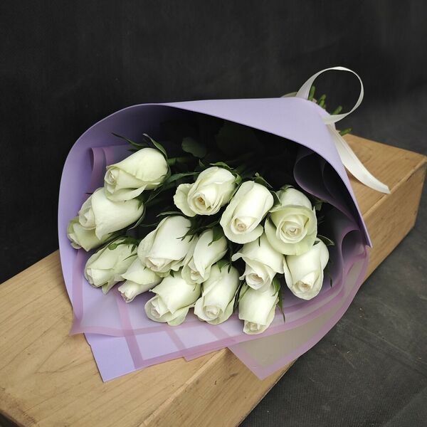 15  фирменных  белых роз  в красивой упаковке