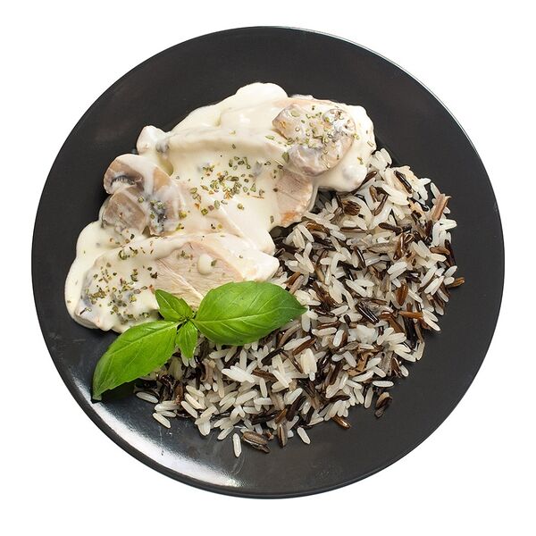 Филе куриное отварное с грибным соусом и рисом