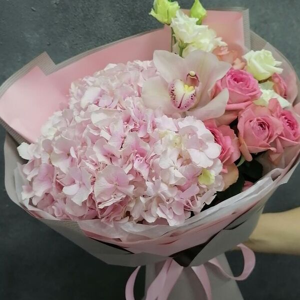 Букет из гортензии, кустовой пионовидной розы и цветка орхидеи Парадайз