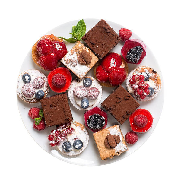 Набор мини-пирожных с ягодами от шеф-кондитера