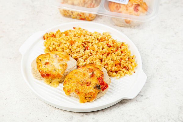 Котлеты куриные с моцареллой с булгуром, киноа и овощами