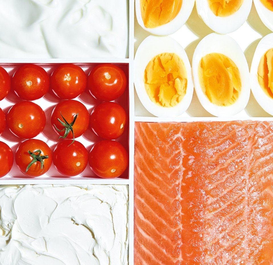 

Салат Азбука life Pro с сёмгой яйцом и соусом с маскарпоне Кето 180 г