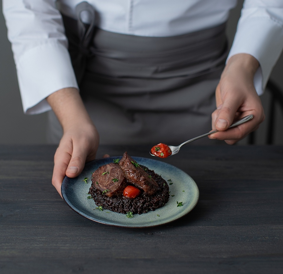 

Говяжьи щёчки Уже Готово a la carte томлёные с соусом чатни из чернослива 200 г