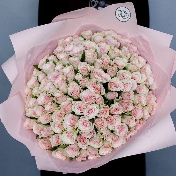 Букет из 101 нежно-розовой розы 40 см (Кения) в розовой пленке