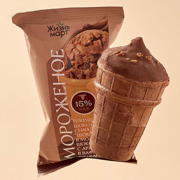 Мороженое пломбир шоколадный с арахисом в вафельном стаканчике