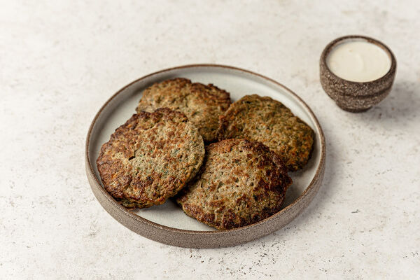 Печеночные оладьи со сметаной