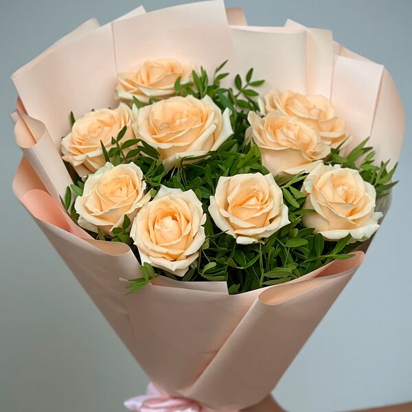 Букет из 9 кремовых роз с зеленью
