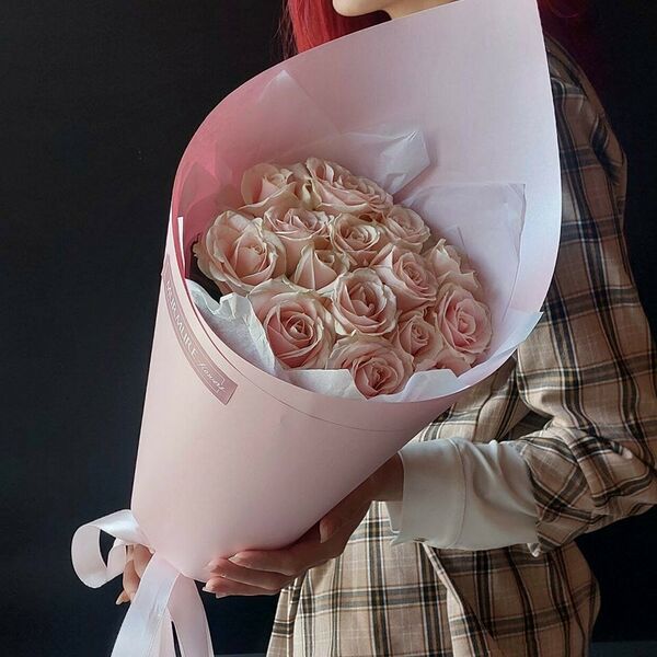 15 нежных роз в картоне