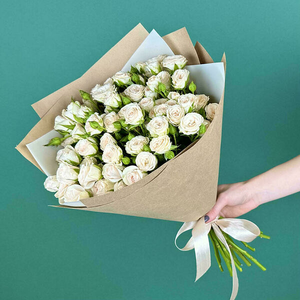 Букет цветов из 15 кустовых роз Рослин