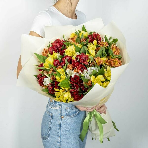 Букет из 25 разноцветных альстромерий