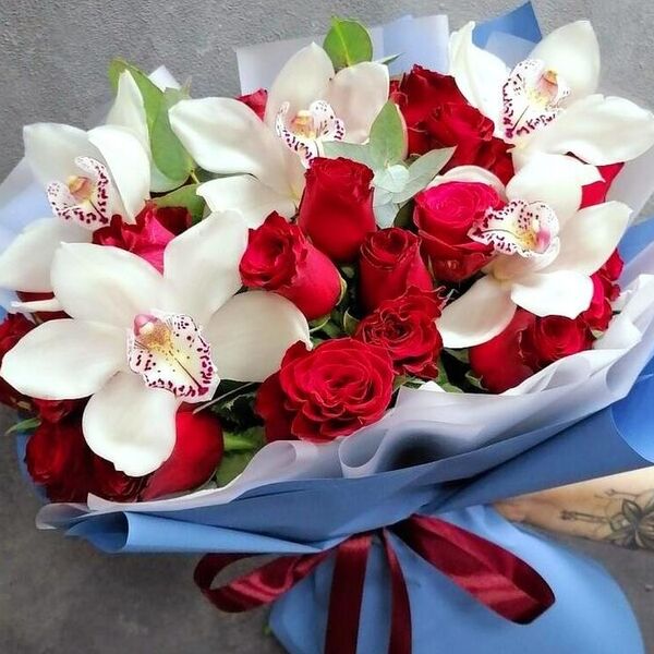 Букет Каталия с розами и орхидеей