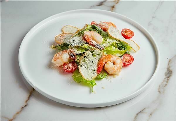 Салат Цезарь с креветками