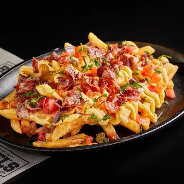 Сырный картофель фри с беконом