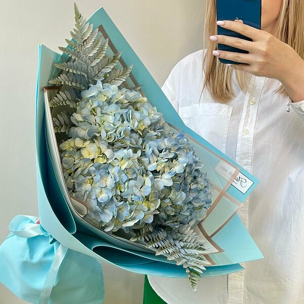 Голубые гортензии в букете