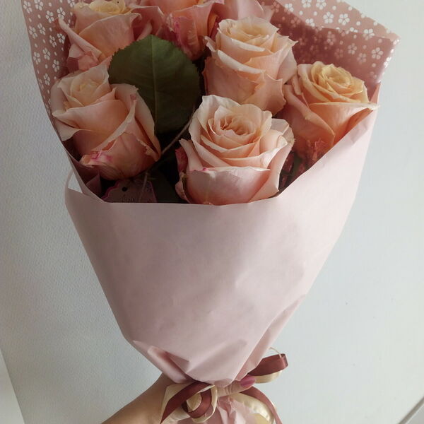 7 светлых роз.